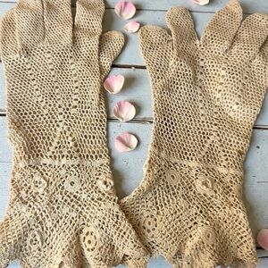 Elegant 1900’s Edwardian hand crocheted Cream Lace Gloves